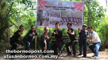 TERAKHIR: Guro-guro kuntau menunjukkan aksi masing-masing, bersama Tutong (empat kiri).