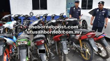 BAHAN BUKTI: Zulkipli (kanan) menunjukkan kesemua 14 motosikal dipercayai motosikal curi yang berjaya ditemui pasukan JSJ Bintulu dan IPK Sarawak di sebuah kawasan ladang dalam daerah Tatau pada petang Jumaat lalu.