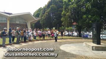 TAKLIMAT: Lim memberi taklimat mengenai monumen peringatan                di Kem POW Jepun Batu Lintang.