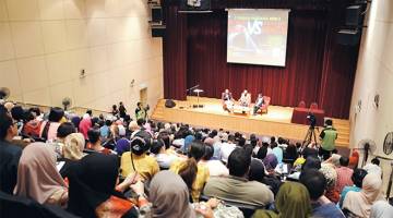 SAMBUTAN: Orang ramai yang menghadiri forum berkenaan, memenuhi auditorium Pustaka Miri.