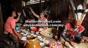 RITUAL: Lanting (tengah) bersama pembantunya Wilson Inden (kiri) dan Thomas Lakar (kanan) menyediakan bahan untuk upacara ‘Miring Antu Pala’ di Muzium Etnologi di Kuching, semalam.