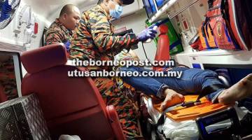 RAWATAN: Mangsa ketika menerima rawatan awal sebelum dihantar ke hospital.