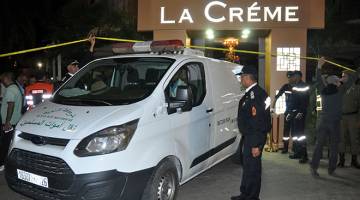 SIASAT: Polis menjalankan tugas di tapak jenayah selepas dua lelaki melepaskan tembakan yang menyebabkan seorang lelaki terbunuh dan dua lagi tercedera                     di kafe ‘La Creme’ di kawasan pelancongan Hivernage di Marrakesh, Maghribi, kelmarin. — Gambar AFP