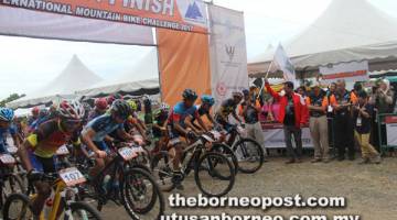 MULA: Abdul Karim (empat kanan) melepaskan peserta Men Junior XCO di Bukit Siol, Kuching semalam.