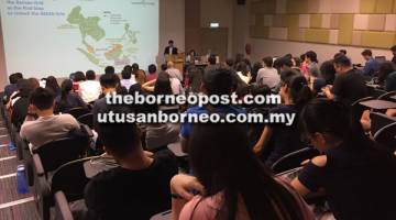 BENTANG: Penceramah sedang membentangkan salah satu topik semasa forum teknikal anjuran IEM cawangan Miri di Curtin Malaysia semalam.