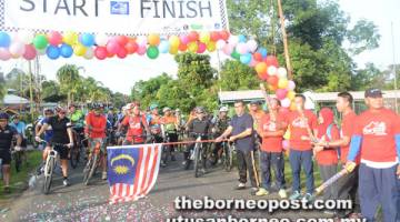 CABARAN BORNEO: Hasbi (enam kanan) melakukan pelepasan peserta Cabaran Berbasikal di Kampung Pahlawan semalam.