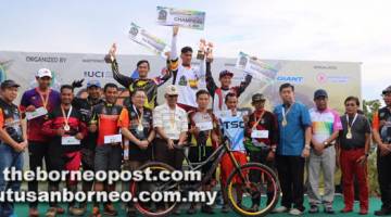 TAHNIAH: Abdul Wahab bersama pemenang selepas berakhir saingan SIMBC 2017 di Kuching semalam.