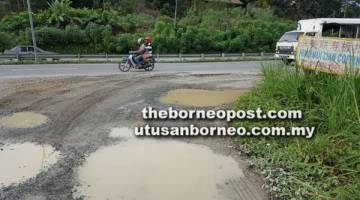 BERLUBANG: Persimpangan Kampung Bradau di Siburan ke Jalan Kuching-Serian sebelum diselenggara.