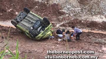 TERBALIK: Mangsa kemalangan keluar dari kenderaan selepas jatuh gaung di KM32, Jalan Sri Aman-Kuching.