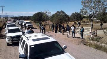 SEPANDAI-PANDAI TUPAI MELOMPAT: Polis menyerbu salah sebuah ladang milik William Black Jr, ketua kultus La Comuna, di Cuauhtemoc, Chihuahua kelmarin. — Gambar AFP