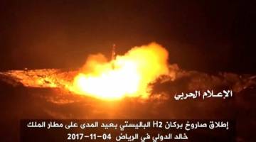 DIPINTAS: Gambar pegun video yang diedarkan stesen televisyen pro-Huthi Al Masirah kelmarin menunjukkan pelancaran misil balistik ke arah Lapangan Terbang Antarabangsa Raja Khalid di Riyadh sehari sebelumnya. — Gambar Reuters