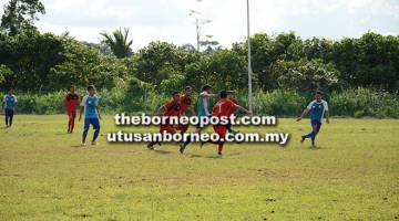 SERANG: Kawasan gol pasukan Kuching (jersi merah hitam) kucar-kacir seketika apabila pemain Miri (jersi biru putih) cuba melancarkan serangan.