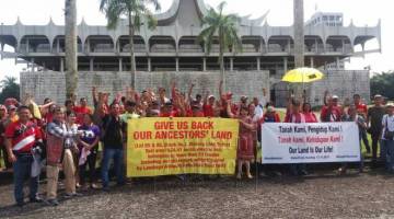 Peserta berhimpun secara aman di perkarangan DUN Lama bagi menggesa kerajaan mengembalikan hak tanah NCR mereka.