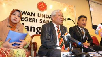 Manyin ditemani Sudarsono (kanan) dan Rakayah menjelaskan isu berkaitan 75 guru interim ambilan 2016.