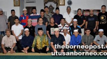 KURSUS: Abu Seman (duduk, empat kiri) bersama peserta Kursus Fardu Kifayah Pengurusan Jenazah di Sibu kelmarin.