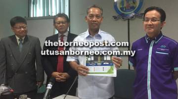 PUAS HATI: Penguang menunjukkan lakaran cadangan pembinaan Tebingan Baram selepas mempengerusikan Mesyuarat Bersama Setiausaha-Setiausaha PBT Sarawak di Miri semalam.