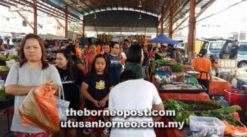 PASAR BORNEO JOHOR: Gaya mensia mayuh kelebih agi peranak Sarawak ti diau mendam di menua nya benung kiruh bejual bebeli ba pasar nya.   