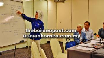 NERANG: Fatimah nerang rintai lumba enggau main SO ba 2018 ngagai pengarang berita sepengudah ngulu AGM SOS di Sibu, kemari.