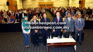 KENANGAN: Chua (tiga kanan) dan Malcolm (tiga kiri) bergambar bersama tetamu dan peserta Program ‘Outreach’ Industri 4.0 di BCCK semalam. — Gambar Muhammad Rais Sanusi