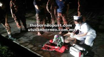 PERIKSA: Kakitangan Unit Ambulans Hospital Bintulu menjalankan pemeriksaan ke atas mayat mangsa sejurus ditemui.