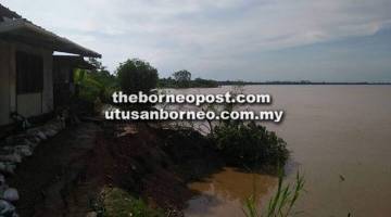 MEMBIMBANGKAN: Keadaan tebing sungai runtuh dan hakisan Sungai Layar yang menjejaskan SK Sebemban.