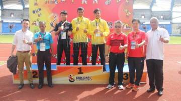 Snowdan (tiga kanan) sempat merakamkan kenangan bersama pemenang acara 100 meter lelaki dan tetamu lain di Stadium Sarawak, Petra Jaya hari ini.