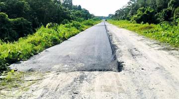 BELUM SIAP: Kerja-kerja penurapan jalan bertar untuk lapisan kedua sedang giat dijalankan.