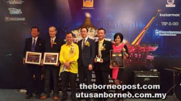 TAHNIAH: Para penerima anugerah bergambar bersama Dr Sim (tiga kiri) dan Eric (tiga kanan).