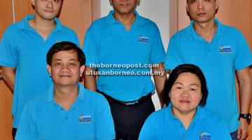 JUMPA ANDA DI SANA: Wong (duduk, kiri) dan ahli jawatankuasa CSSA Cawangan Sibu selepas sidang media Ekspo ICT Sarawak 2017 di Sibu, semalam.