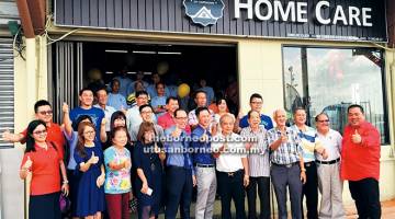 DIBUKA RASMI: Chew (depan, lima kiri) dan ahli keluarga serta tetamu merakam kenangan di depan kedai Home Care DIY Hardware Sdn Bhd.