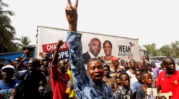 RAI: Penyokong meraikan pengumuman Weah sebagai pemenang pilihan raya presiden Liberia di Monrovia, kelmarin. — Gambar Reuters