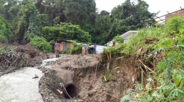  Keadaan tanah susur yang berlaku di Kampung Lereng Bukit.