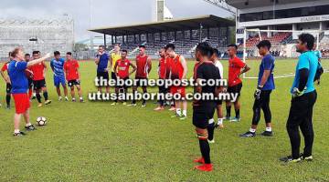 SIAPKAN JENTERA: Ian Andrew memberi kata-kata semangat kepada bakal skuad Sarawak FA yang akan mengharungi cabaran Liga Perdana 2018.