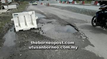 MEMBAHAYA: Keadaan jalan raya antara Batu 11 hingga Batu 15, Jalan Kuching-Serian yang membahayakan pengguna jalan raya.