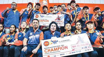 CERIA: Rosmah (tengah) dan Norza bersama Pasukan Badminton Selangor selepas pasukan tersebut menjuarai Liga Remaja Kebangsaan AirAsia di Stadium Juara semalam. — Gambar Bernama