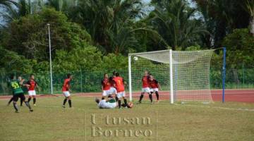 Gol pertama pasukan Pekala (jersi hijau hitam) yang berjaya menewaskan penjaga gol pasukan lawan.