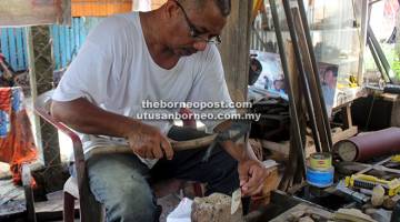 penghasilan keris: Zulkifli yang lebih mesra disapa Cik El masih banyak bergantung kepada peralatan tradisional dalam menghasilkan sarung keris ketika ditemui baru-baru ini di Kuala Terengganu. — Gambar Bernama