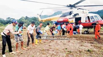 AGIH: Penduduk bekerjasama mengangkat bekalan makanan dari helikopter bomba.
