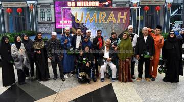 UMRAH: Seramai 23 penggiat seni terdiri daripada pelakon, penyanyi, pelawak, pengarah dan penulis yang menyertai ibadah umrah pada Majlis Pelepasan Jemaah Umrah Penggiat Seni di KLIA semalam. — Gambar Bernama