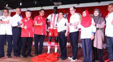 Abdul Karim ketika bersama Posa serta tetamu lain melancarkan jersi Sarawak FA 2018 di Kuching hari ini.