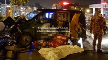 REMUK TERUK: Keadaan lokasi kemalangan yang mengorbankan pemandu van di jejambat Jalan Tun Jugah-Jalan Tun Razak, Kuching.