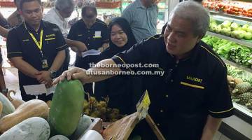 SEGAR: Awang Tengah bersama Norhasmah melawat pasar raya MARQ8T di Medan Hamidah, Kuching semalam.