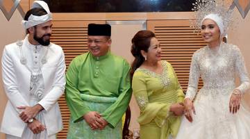 MAJLIS RESEPSI: Raja Muda Perlis Tuanku Syed Faizuddin Putra Jamalullail dan Raja Puan Muda Perlis Tuanku Hajah Lailatul Shahreen Akashah Khalil berbual dengan penyanyi terkenal Yuna dan suaminya Adam Sinclair pada malam Ahad. Majlis resepsi pasangan pengantin baharu itu berlangsung di Putrajaya International Convention Centre (PICC) dengan dihadiri lebih 1,300 tetamu. — Gambar Bernama