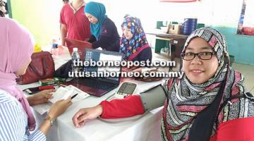 NASIHAT: Penderma juga mendengar sesi kaunseling oleh doktor yang bertugas sebelum menderma darah.