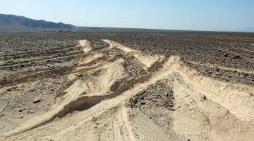 ROSAK: Gambar serahan Kementerian Kebudayaan Peru menunjukkan garisan Nazca purba           yang rosak selepas dilanggar trak kargo di tapak arkeologi penting di selatan Peru pada                         27 Januari lalu. — Gambar AFP