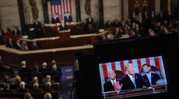 UCAPAN RASMI: Monitor kecil menunjukkan Trump ketika menyampaikan ucapan ‘State of the Union’ di Dewan Perwakilan AS di Washington kelmarin. — Gambar AFP