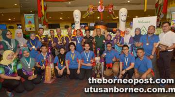 PEMENANG: Pemenang pertandingan Piala Tenpin Boling Antara Agensi Pelita 2018 di Kuching Sabtu lalu.