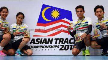 PINGAT EMAS: Pelumba basikal negara masing-masing memenangi pingat emas dalam acara Para- Cycling B Wanita (3000m) dan Lelaki (4000m) di Velodrom Nasional, semalam. — Gambar Bernama