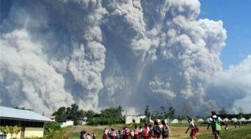 Gunung Sinabung meletus lagi dan memuntahkan asap serta abu tebal ke udara. - Foto AFP