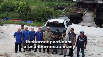 RISIKO BANJIR: Juanda (lima kanan) bersama yang lain ketika meninjau kawasan sungai tersumbat di kawasan Matu baru-baru ini.